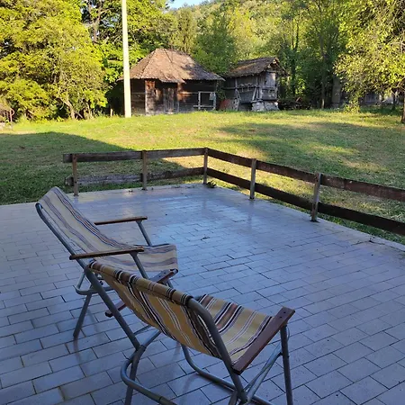 Domacinstvo Pecina Holiday home Petnica