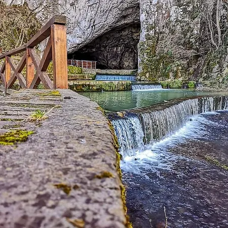 Domacinstvo Pecina Σπίτι διακοπών Petnj